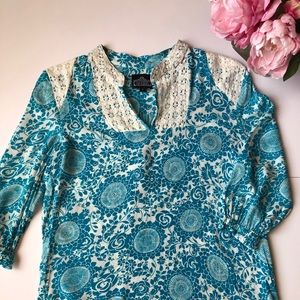 Angie top. Turquoise and cream print. 3/4 sleeve